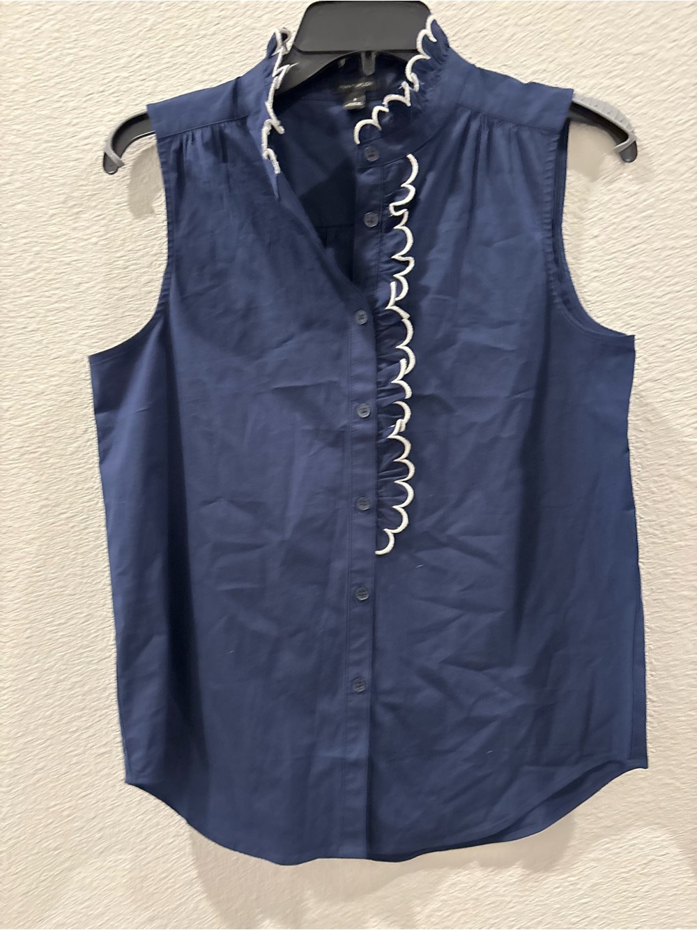 Ann Taylor Navy Sleeveless Button-Down Top with White Scallop Trim